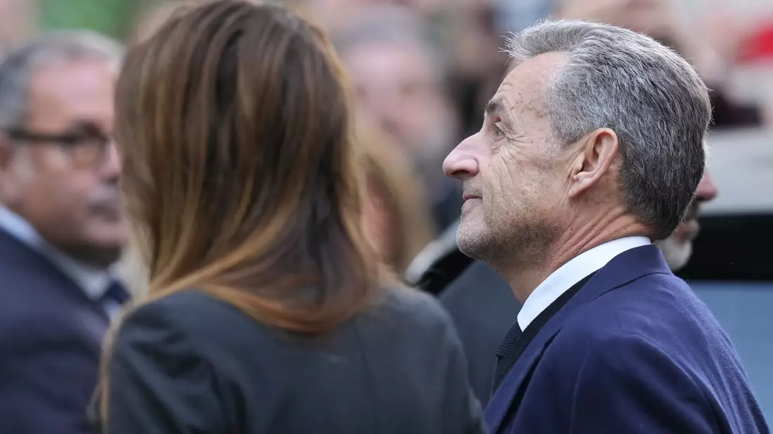 Hinter Gittern erhielt Sarkozy regelmäßig Besuch von seiner Frau Carla Bruni (Archivbild). - Bild: Thibault Camus/AP/dpa
