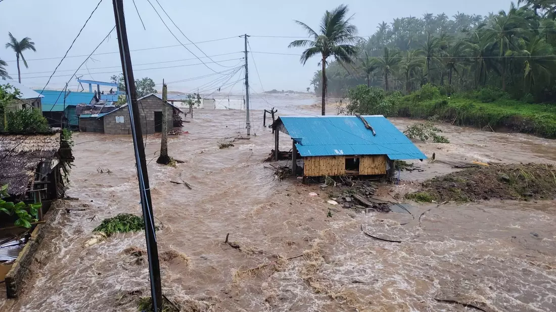 «Fung-Wong» löste teilweise schwere Überflutungen aus. - Bild: ---/Catanduanes LGU/XinHua/dpa