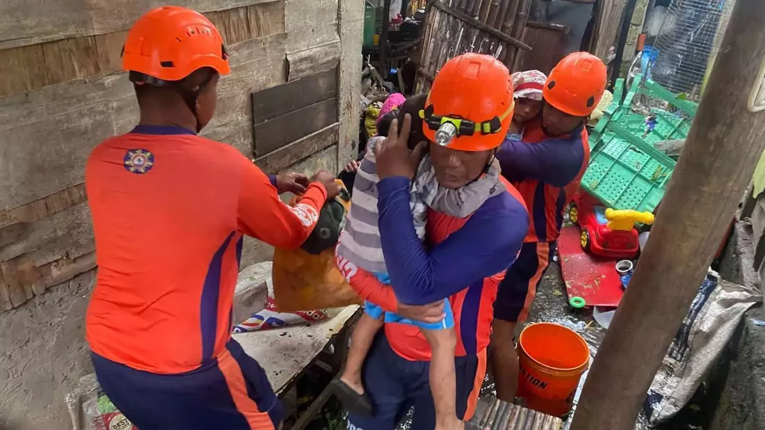 Zahlreiche Rettungsteams waren im Einsatz. - Bild: Uncredited/Philippine Coast Guard/AP/dpa