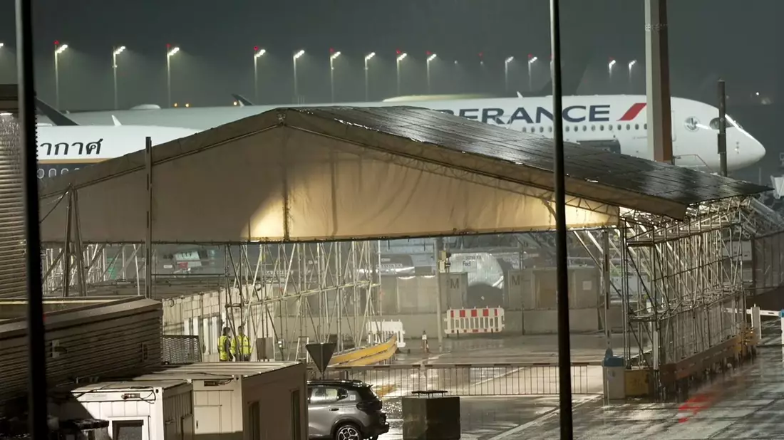 Grund für die Umleitung war laut Airline Brandgeruch im Cockpit.  - Bild: Ehsan Monajati/dpa