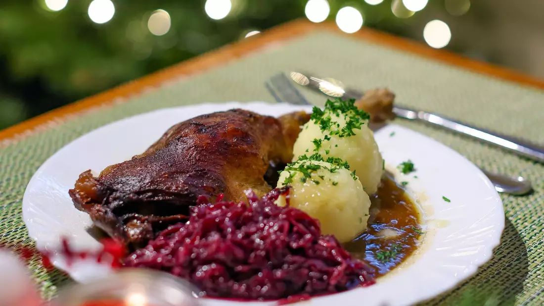 Da läuft einigen das Wasser im Mund zusammen, aber nicht allen: eine Portion knusprige Gänsekeule mit Rotkohl und Klößen. (Archivbild) - Bild: Jan Woitas/dpa-Zentralbild/ZB