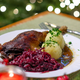 Da läuft einigen das Wasser im Mund zusammen, aber nicht allen: eine Portion knusprige Gänsekeule mit Rotkohl und Klößen. (Archivbild) - Foto: Jan Woitas/dpa-Zentralbild/ZB