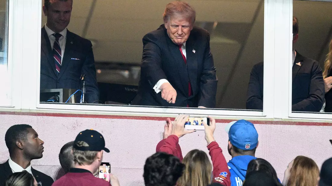 US-Präsident Donald Trump kam etwas verspätet im Stadion an. - Bild: Nick Wass/FR67404 AP/dpa