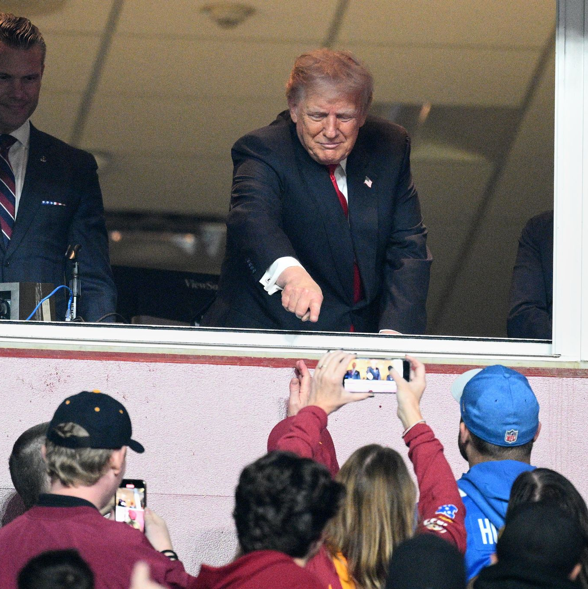 US-Präsident Donald Trump kam etwas verspätet im Stadion an. - Foto: Nick Wass/FR67404 AP/dpa