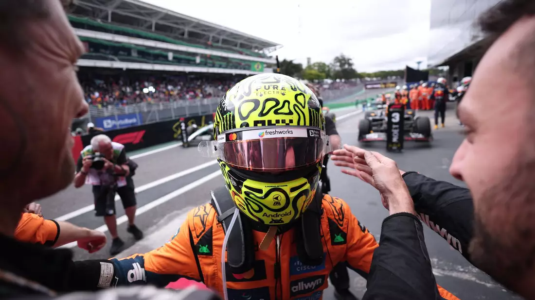 Eine Fahrt von Max Verstappen (l) für den Titel Weltmeister der Herzen.  - Bild: Ettore Chiereguini/AP/dpa