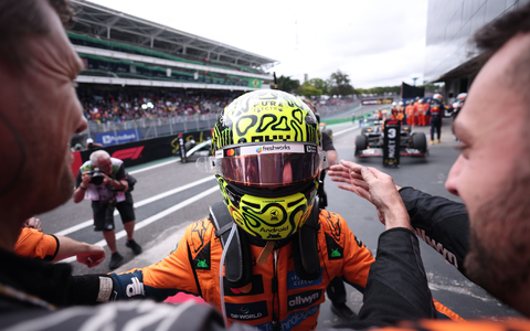Eine Fahrt von Max Verstappen (l) für den Titel Weltmeister der Herzen.  - Foto: Ettore Chiereguini/AP/dpa