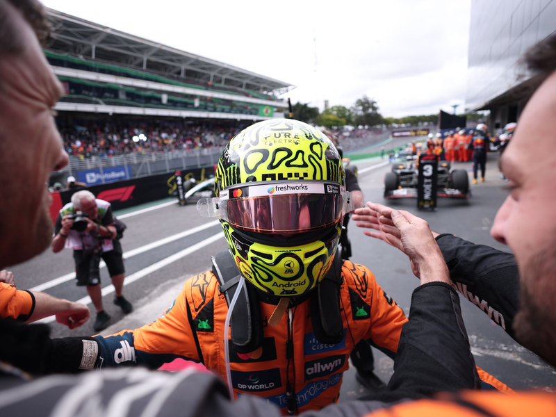 Eine Fahrt von Max Verstappen (l) für den Titel Weltmeister der Herzen.  - Foto: Ettore Chiereguini/AP/dpa