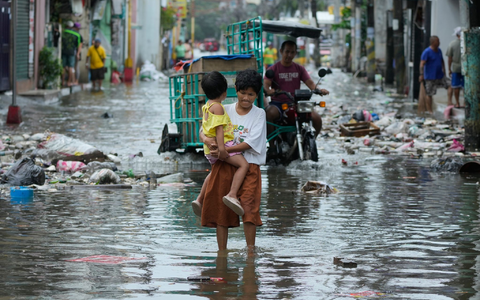 Der Sturm war zeitweise ein Supertaifun mit massiven Böen. - Foto: Aaron Favila/AP/dpa