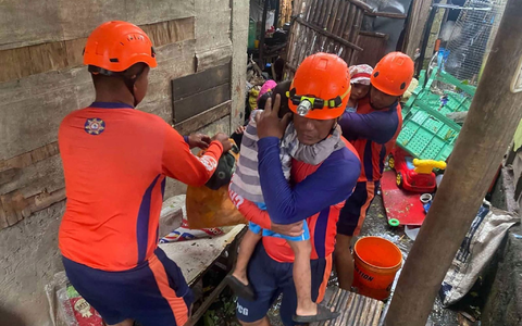Zahlreiche Rettungsteams waren im Einsatz. - Foto: Uncredited/Philippine Coast Guard/AP/dpa