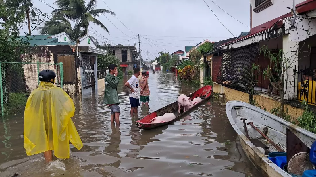 Menschen konnten sich teilweise nur noch mit Booten fortbewegen. - Bild: ---/Catanduanes LGU/XinHua/dpa