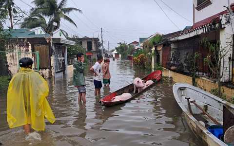 Menschen konnten sich teilweise nur noch mit Booten fortbewegen. - Foto: ---/Catanduanes LGU/XinHua/dpa