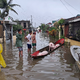 Menschen konnten sich teilweise nur noch mit Booten fortbewegen. - Foto: ---/Catanduanes LGU/XinHua/dpa