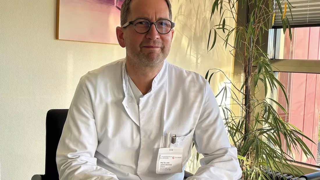 Neuer Chefarzt der Gefäßchirurgie am Klinikum Bielefeld: Prof. Dr. med. Jochen Grommes übernimmt Leitung / Nachfolge von Dr. med. Ralf-Gerhard Ritter angetreten - Bild: presseportal.de