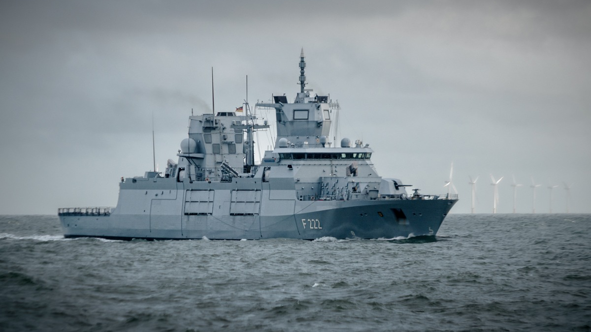 Feierliche Verleihung der Truppenfahnen an die Fregatten der Klasse F125 - Foto: presseportal.de