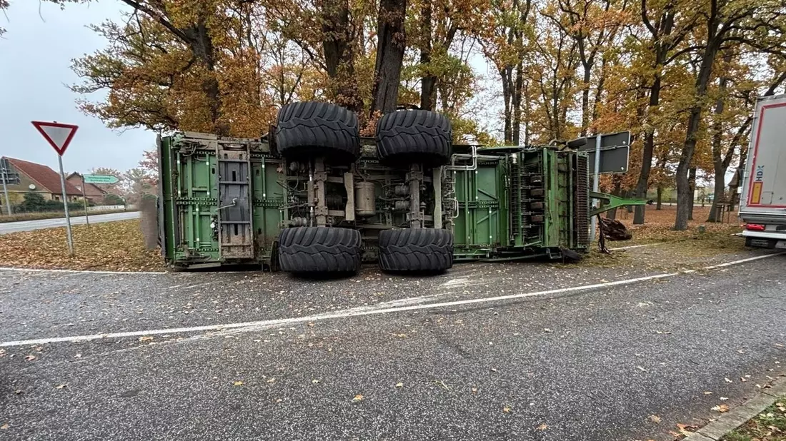 POL-HRO: Anhänger kippt bei Traktorunfall in Kurve um- 150.000 Euro Schaden - Bild: presseportal.de