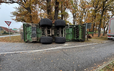 POL-HRO: Anhänger kippt bei Traktorunfall in Kurve um- 150.000 Euro Schaden - Foto: presseportal.de