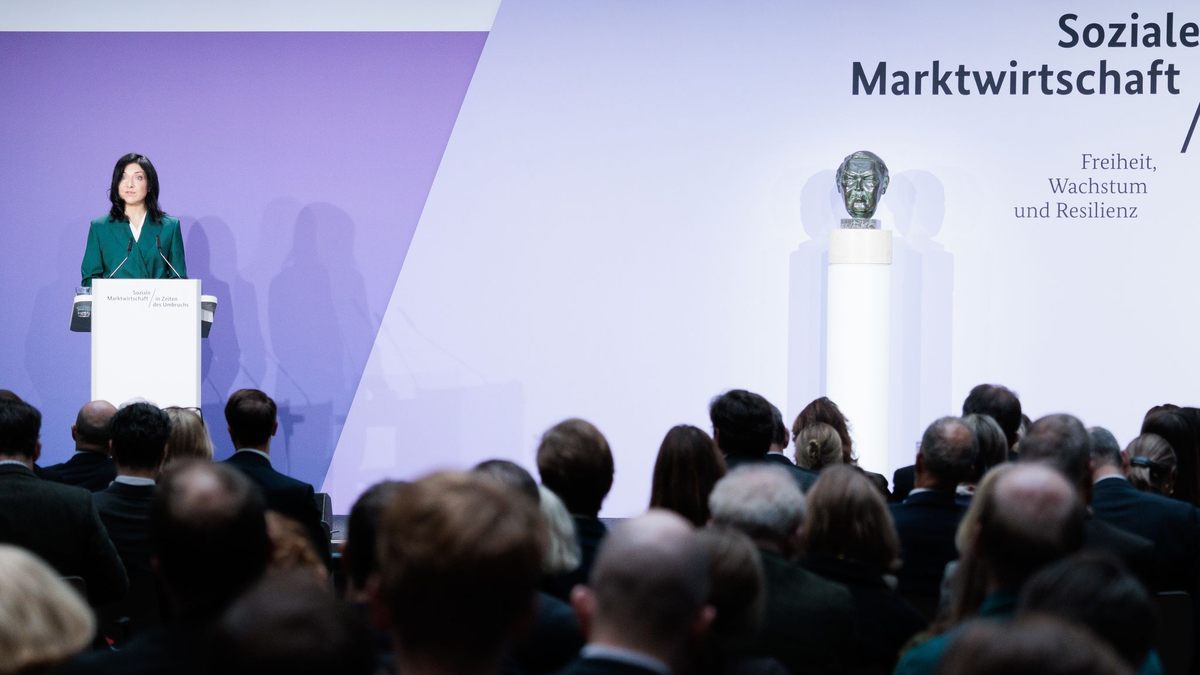 Ministerin Katherina Reiche im Vordergrund, im Hintergrund die Büste von Vorgänger Ludwig Erhard. - Foto: Carsten Koall/dpa