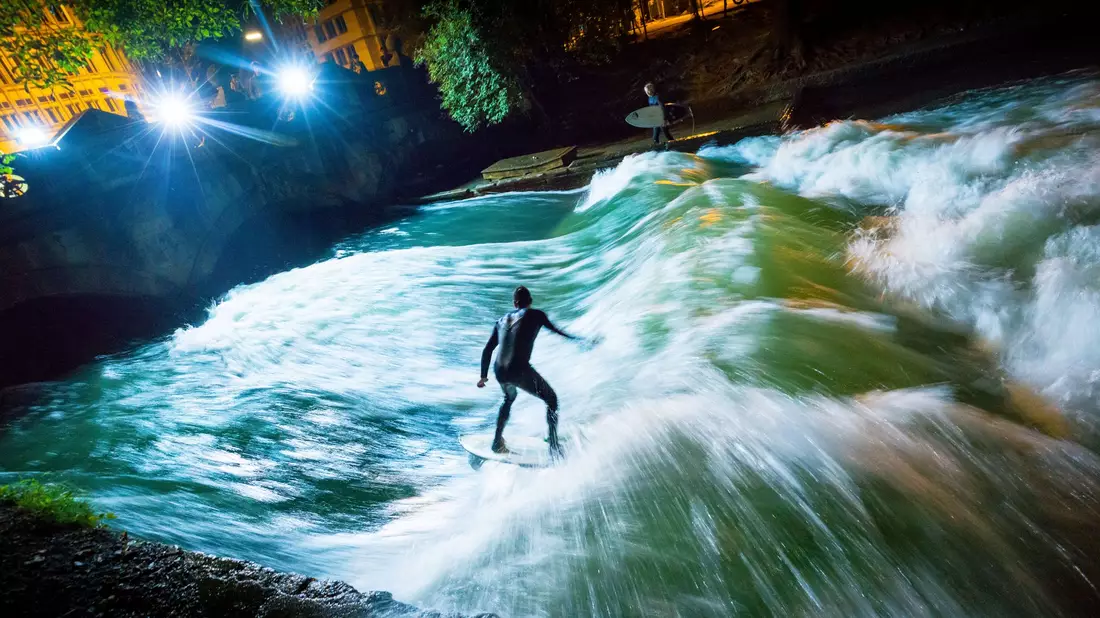 Bis vor kurzem sah die Eisbachwelle noch so aus und begeisterte Surfer aus aller Welt. (Archivbild) - Bild: Peter Kneffel/dpa