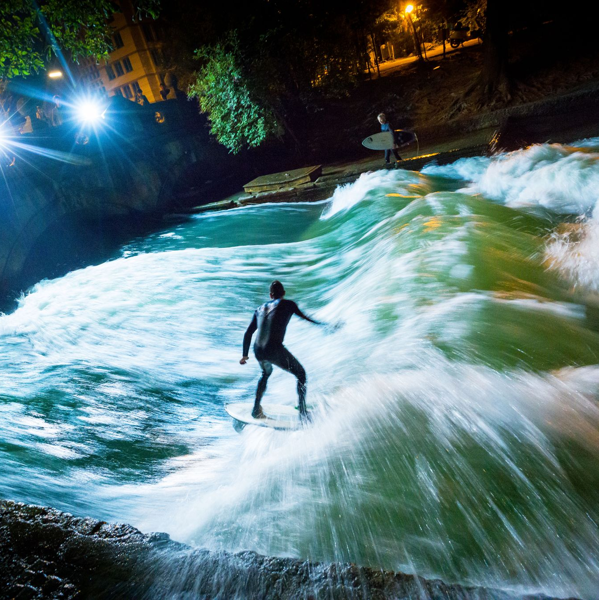 Bis vor kurzem sah die Eisbachwelle noch so aus und begeisterte Surfer aus aller Welt. (Archivbild) - Foto: Peter Kneffel/dpa