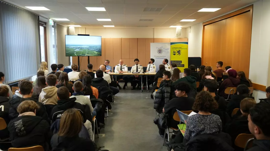 POL-WI: Veranstaltung der Dialogreihe Cops im Dialog - Polizei und Schule im Austausch in Wiesbaden - Bild: presseportal.de