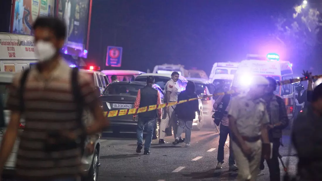Polizisten sichern das Gelände nach einer Autoexplosion in der Nähe des historischen Roten Forts.  - Bild: Uncredited/AP/dpa