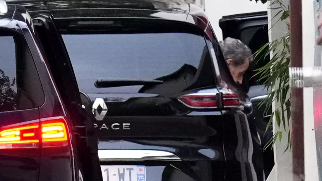 Sarkozy ist nach drei Wochen Haft wieder zu Hause. - Bild: Christophe Ena/AP/dpa