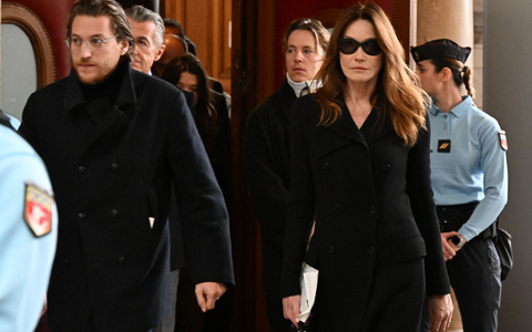 Ehefrau Carla Bruni hatte Sarkozy Sandwiches ins Gefängnis gebracht und kam zu Gerichtsentscheid über seine Freilassung. - Foto: Emma Da Silva/AP/dpa
