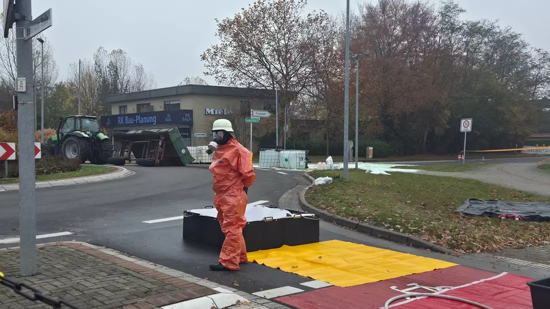 FW-ROW: Gefahrgutunfall in Zeven: 1.000 Liter Säure ausgelaufen - Bild: presseportal.de