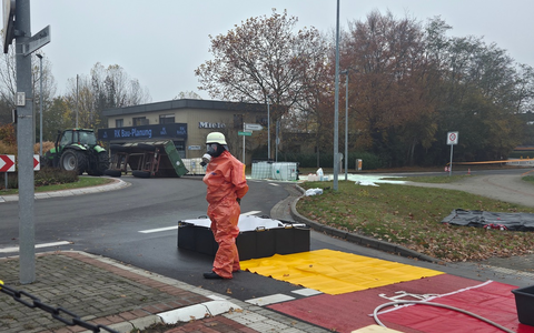 FW-ROW: Gefahrgutunfall in Zeven: 1.000 Liter Säure ausgelaufen - Foto: presseportal.de