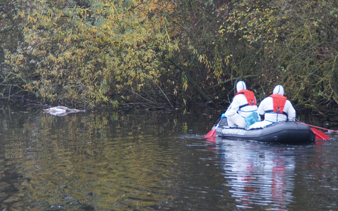 FW Wathlingen: Feuerwehr birgt verendete Schwäne aus Teich - Foto: presseportal.de