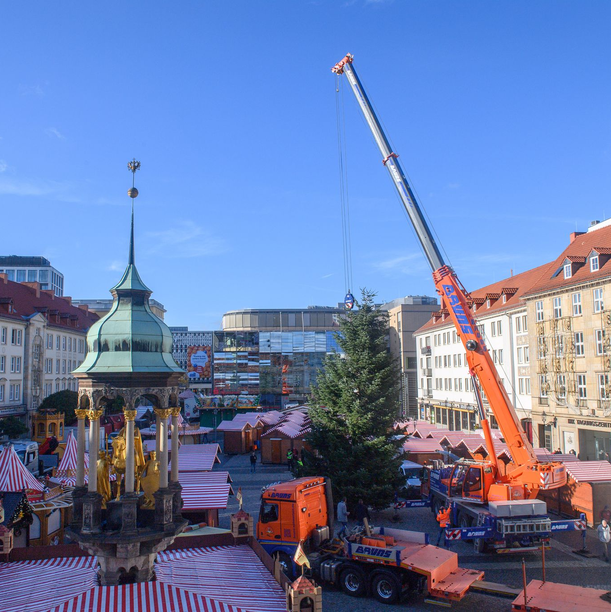 Schon seit Ende Oktober stehen die ersten Buden auf dem Alten Markt vor dem Magdeburger Rathaus. (Archivbild) - Foto: Klaus-Dietmar Gabbert/dpa