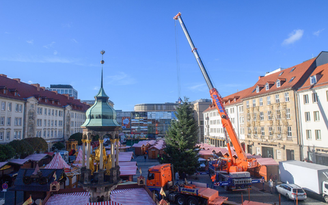 Schon seit Ende Oktober stehen die ersten Buden auf dem Alten Markt vor dem Magdeburger Rathaus. (Archivbild) - Foto: Klaus-Dietmar Gabbert/dpa