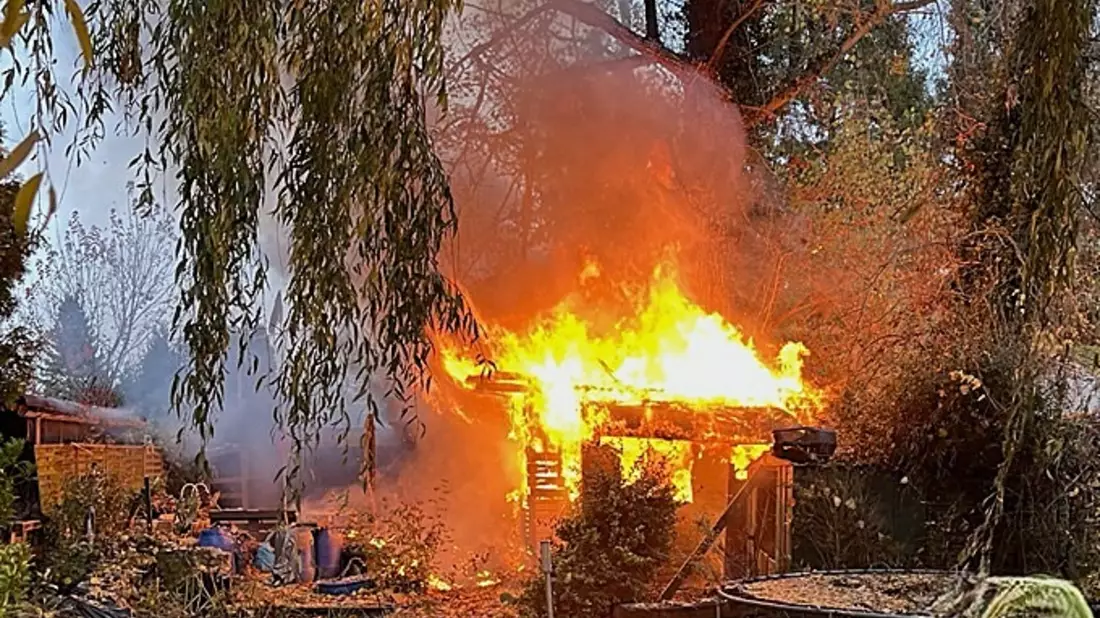 FW Bremerhaven: Feuer in Kleingartengebiet - Bild: presseportal.de