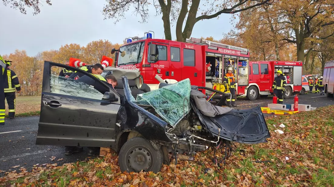 FW-ROW: Schwerer Unfall auf der K210 bei Süderwalsede - Fahrer eingeklemmt - Bild: presseportal.de