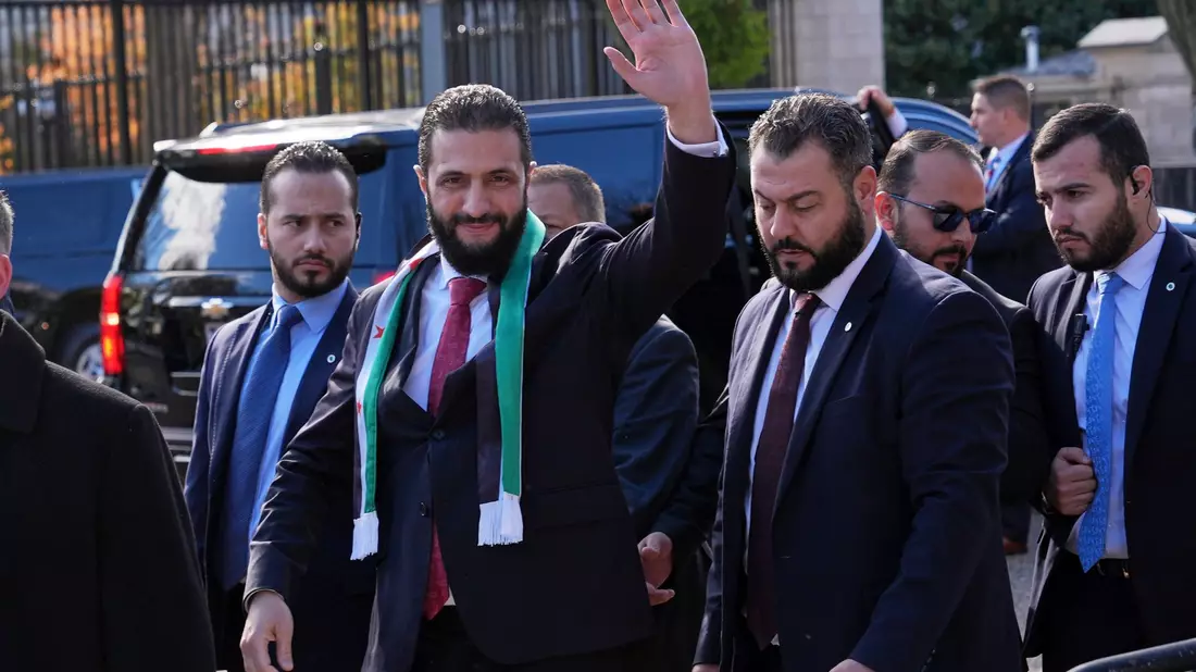 Ahmed al-Scharaa, Übergangspräsident von Syrien, winkt Anhängern vor dem Weißen Haus zu. - Bild: Jacquelyn Martin/AP/dpa