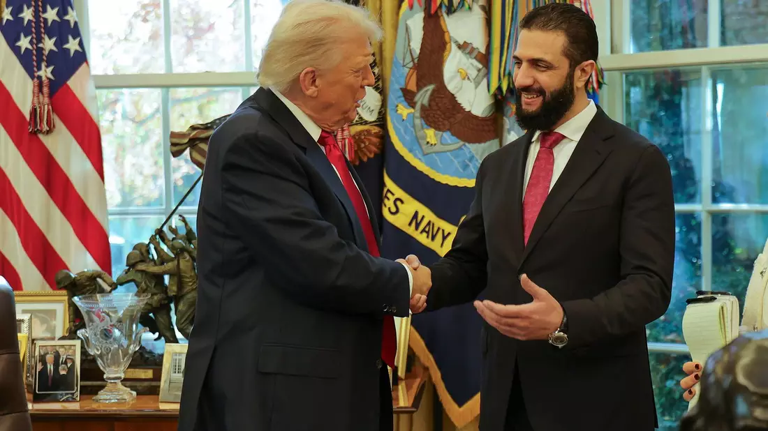 US-Präsident Trump hat Syriens Übergangspräsidenten al-Scharaa im Weißen Haus empfangen.    - Bild: HOGP/AP/dpa
