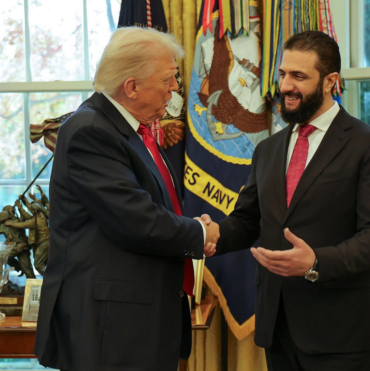 US-Präsident Trump hat Syriens Übergangspräsidenten al-Scharaa im Weißen Haus empfangen.    - Foto: HOGP/AP/dpa