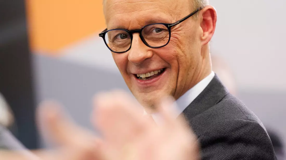 Ein «normaler Arbeitstag» für den Kanzler - mit Einschränkungen. - Bild: Christoph Reichwein/dpa