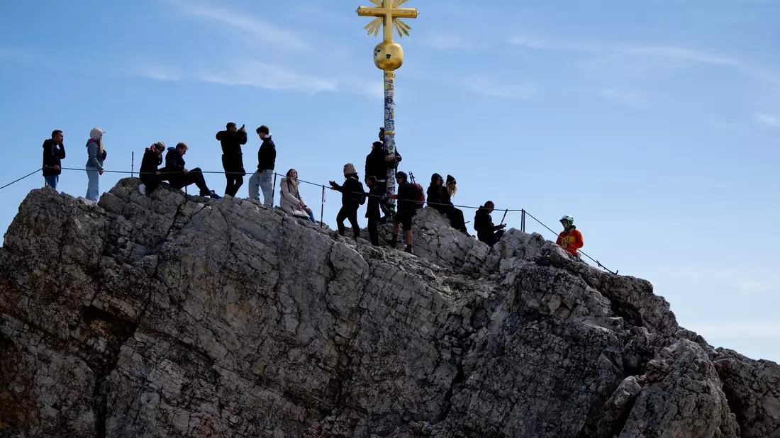 Das Gipfelkreuz ist mit Hunderten Stickern beklebt. (Archivbild) - Bild: Sven Hoppe/dpa