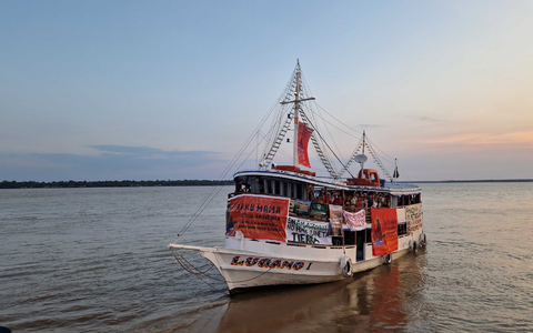 Vieler indigene Vertreter tragen traditionelle Gewänder und Kopfschmuck. - Foto: Larissa Schwedes/dpa