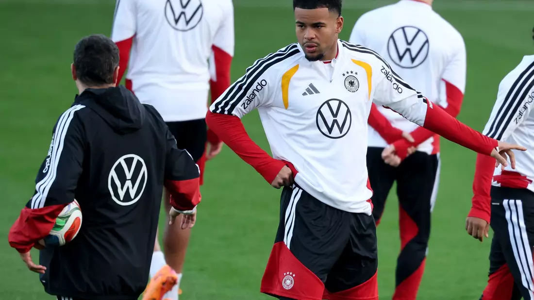 Julian Nagelsmann gibt Anweisungen im Training. - Bild: Christian Charisius/dpa