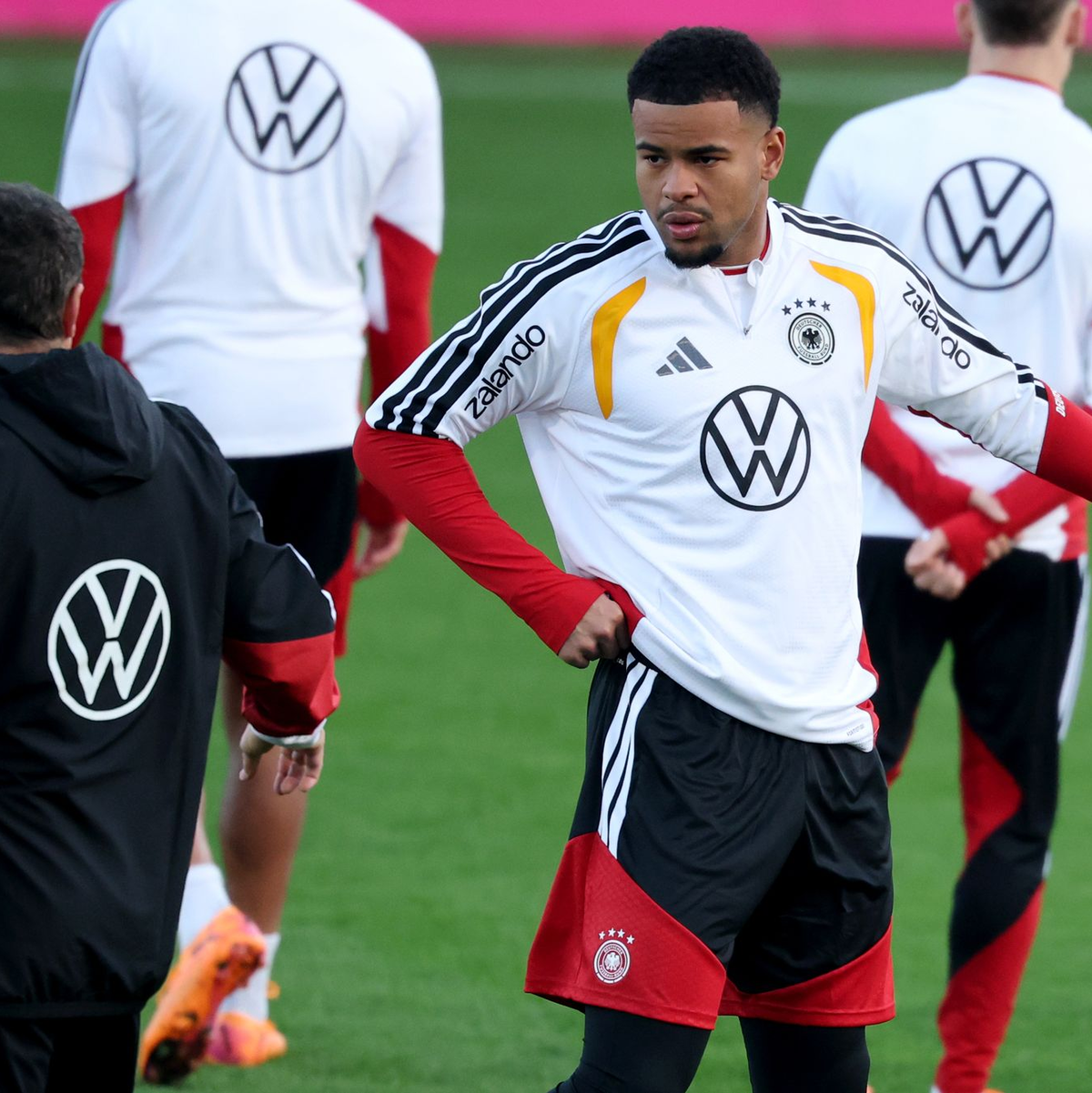 Julian Nagelsmann gibt Anweisungen im Training. - Foto: Christian Charisius/dpa