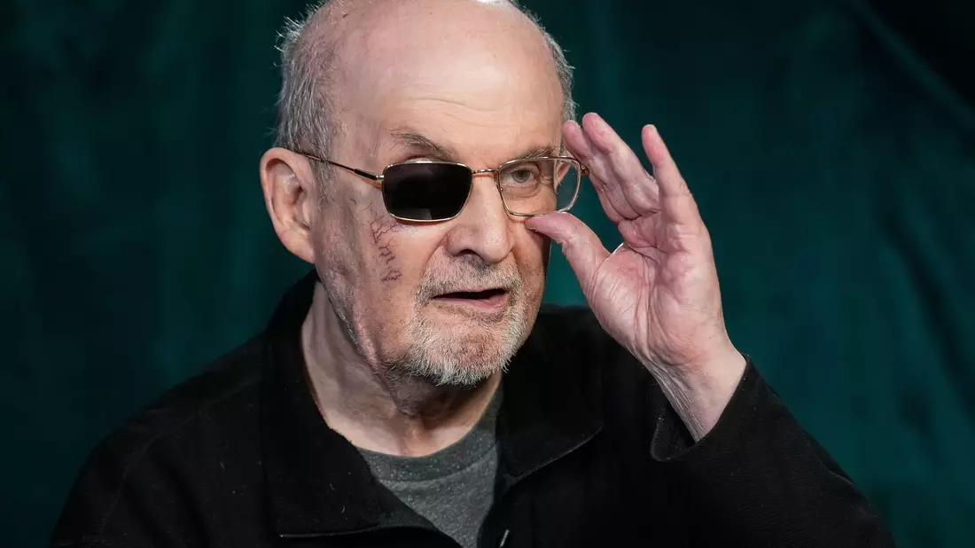 In seinem jüngsten Werk «Die elfte Stunde» beschäftigt sich Salman Rushdie der Frage, wie man dem nahenden Tod begegnen sollte. (Archivfoto) - Bild: Richard Drew/AP/dpa