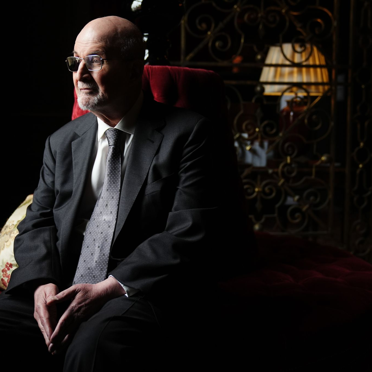 Der Schriftsteller Salman Rushdie nähert sich in seinem neuen Buch «Die elfte Stunde» der Frage an, wie man dem eigenen Ende entgegengehen kann. (Archivfoto) - Foto: Jacob King/PA Wire/dpa