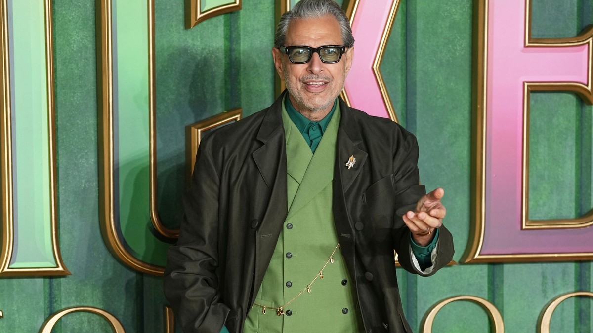 Hollywoodstar Jeff Goldblum isst eigenen Angaben zufolge seit seiner Rolle als Zauberer von Oz kein Fleisch mehr. (Archivbild) - Foto: Scott A Garfitt/Invision/AP/dpa