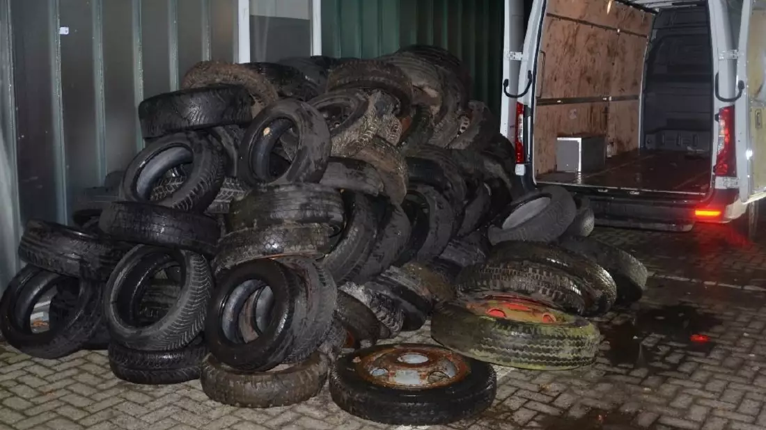 POL-OS: Hilter a.T.W.: Zeuge meldet illegale Altreifenablagerung - 130 Pkw-Reifen in Transporter - Bild: presseportal.de