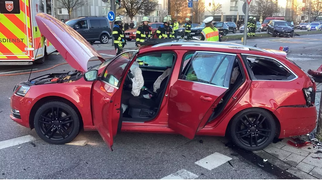 FW-M: Kleinkind bei schwerem Verkehrsunfall verstorben(Berg am Laim) - Bild: presseportal.de