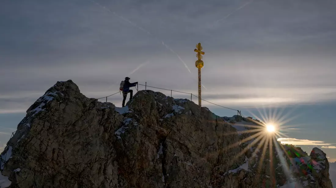 Bis das Kreuz zurückkehrt, wird der Gipfel der Zugspitze einen ungewohnten Anblick bieten. - Bild: Peter Kneffel/dpa