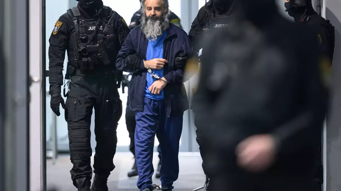 Der Angeklagte Taleb al-Abdulmohsen sitzt zu Beginn des zweiten Prozesstages in einem kugelsicheren Glaskasten. - Bild: Hendrik Schmidt/dpa