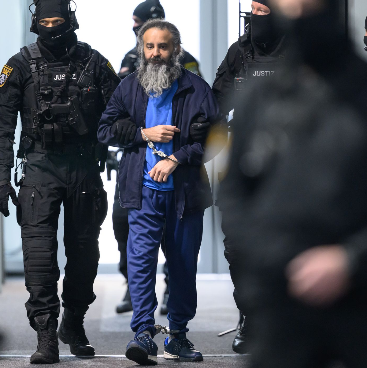 Der Angeklagte Taleb al-Abdulmohsen sitzt zu Beginn des zweiten Prozesstages in einem kugelsicheren Glaskasten. - Foto: Hendrik Schmidt/dpa